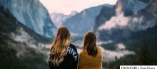 paysage montagne avec deux filles de dos