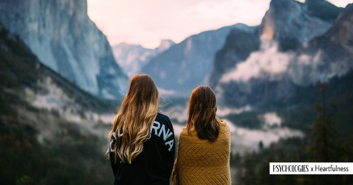 paysage montagne avec deux filles de dos