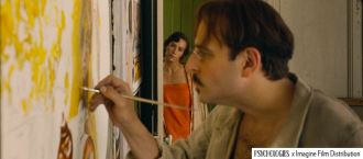 Image du film "BONNARD, PIERRE ET MARTHE" ou l'on voit Bonnard entrain de peindre au premier plan et sa femme le regardant au second