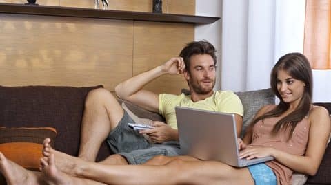 Notre fils a 26 ans. Il vit avec sa copine toujours chez nous et sort de moins en moins. 