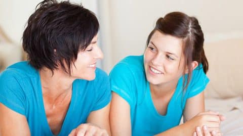 Je suis fille unique, très proche  de ma maman et je sens que je suis  tout pour elle. 