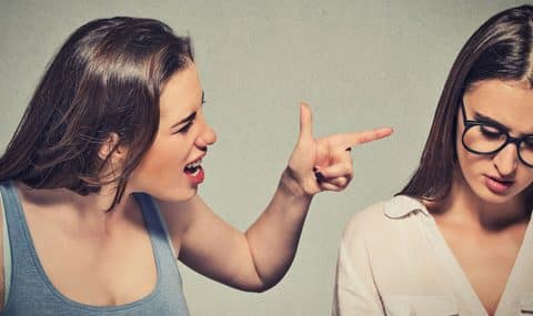 Ma «belle-fille» qui a 15 ans maltraite ma fille aînée qui a 13 ans