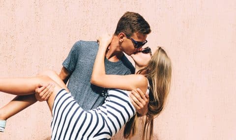 Un homme aveugle sait-il si vous êtes belle? Beaux et belles votent-ils plus à droite? À découvrir dans “60 questions étonnantes sur la beauté” 