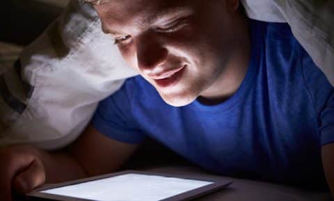 Mon fils reste très branché sur ses écrans, ordi, Facebook, snapchat, instagram, sms, jeux en réseau,… 