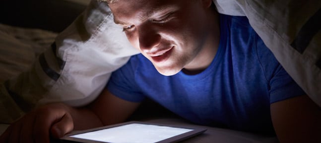 Mon fils reste très branché sur ses écrans, ordi, Facebook, snapchat, instagram, sms, jeux en réseau,… 