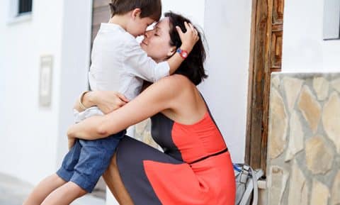 Je remarque de plus en plus que certains parents embrassent leurs enfants sur la bouche pour leur dire bonjour ou au revoir
