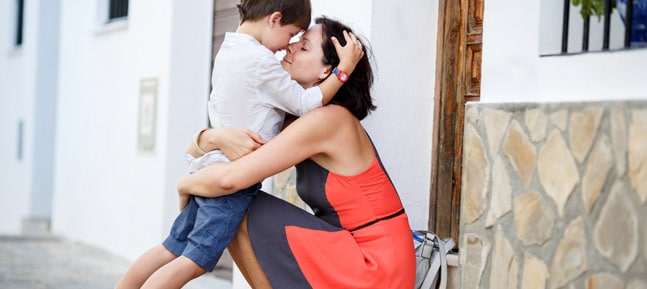Je remarque de plus en plus que certains parents embrassent leurs enfants sur la bouche pour leur dire bonjour ou au revoir