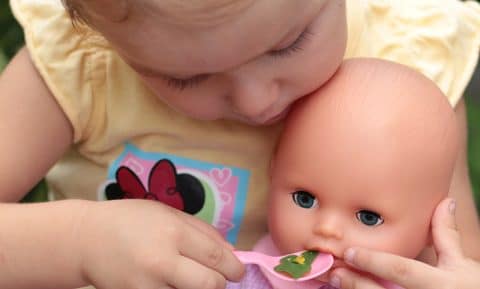Ma fille joue beaucoup à la poupée et se fâche souvent sur elle. 