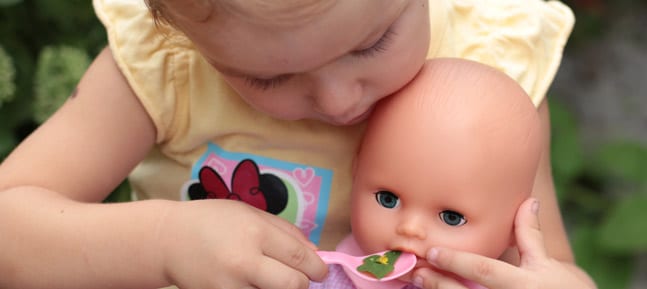 Ma fille joue beaucoup à la poupée et se fâche souvent sur elle. 