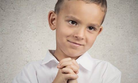 J’ai 2 enfants de 8 et 6 ans. Avec les cousins, ils aiment jouer à des jeux de société.  Mais mon fils de 6 ans provoque régulièrement des drames, parce qu’il triche
