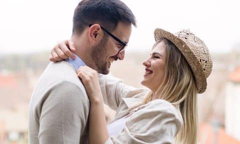 Les femmes disent-elles  « Je t’aime » en premier ?