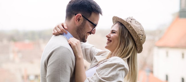 Les femmes disent-elles  « Je t’aime » en premier ?