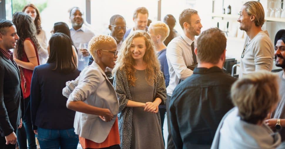 50 sujets de conversation profonde pour créer des liens authentiques et mieux se connaître