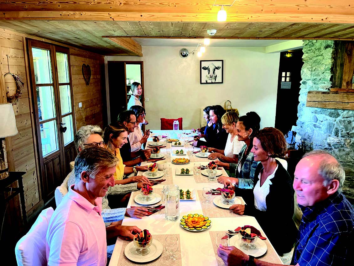 Vendredi soir, la reprise alimentaire (crudités et salade de fruits), un moment solennel et convivial.