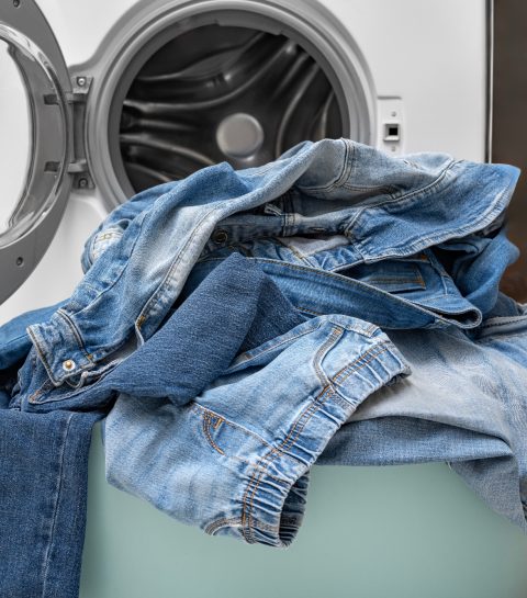 Hoe vaak was jij je jeans echt? Schokkend minder dan je denkt!