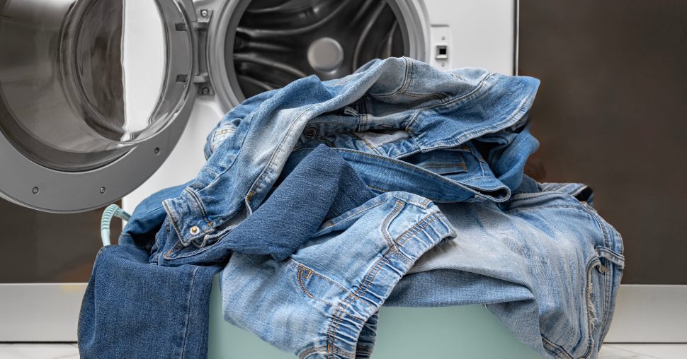 Hoe vaak was jij je jeans echt? Schokkend minder dan je denkt!