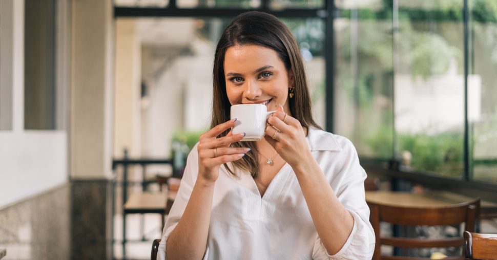 Waarom je koffie beter niet bij het ontwaken drinkt – het ideale uur onthuld