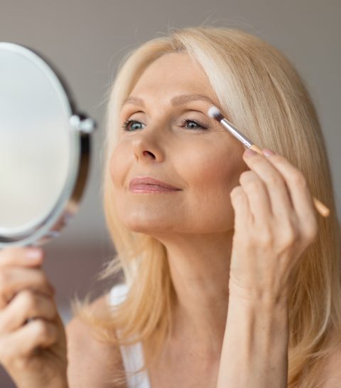Hangende oogleden? Ontdek Cristina Cordula’s smokey eye die je blik transformeert