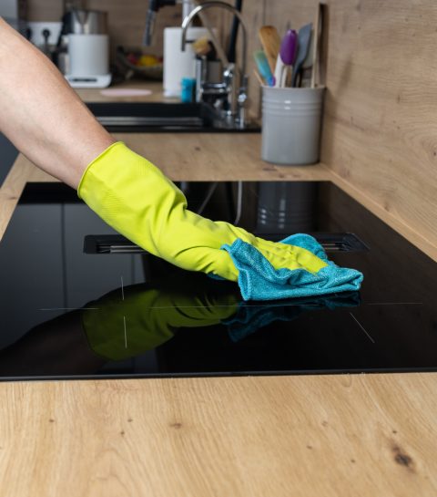 Deze schoonmaakfout verwoest je kookplaat: een verborgen gevaar onthuld