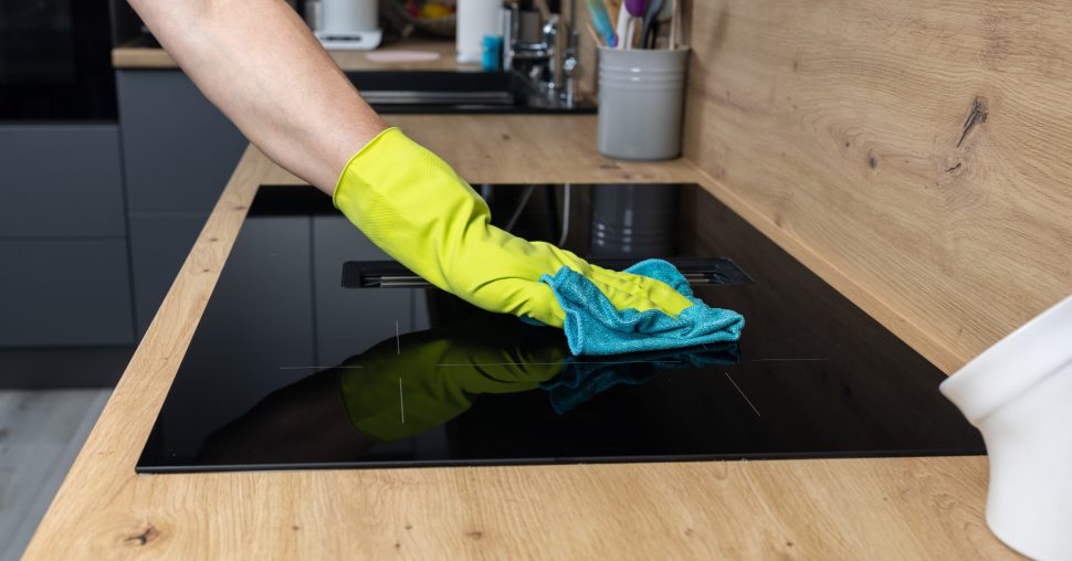 Deze schoonmaakfout verwoest je kookplaat: een verborgen gevaar onthuld