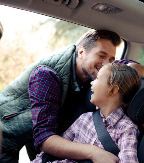 Waarom je nooit iets aan je kind in de auto moet geven: artsen waarschuwen!