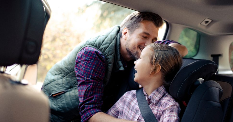 Waarom je nooit iets aan je kind in de auto moet geven: artsen waarschuwen!