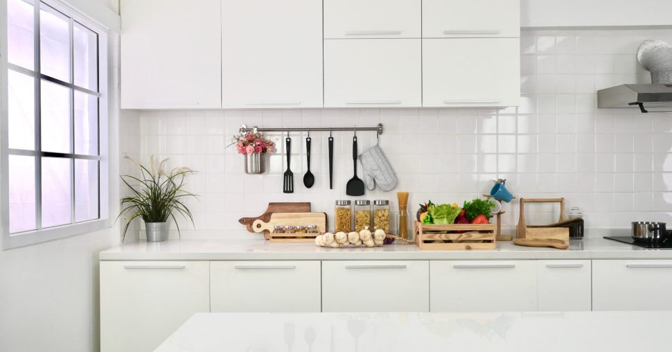 Zeg vaarwel tegen wit in de keuken – ontdek de trendkleur van 2025 die alles verandert