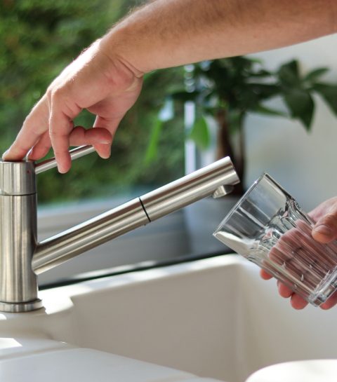Pas drinken: Je kraanwater veilig na 4 uur? Experts onthullen schokkend advies