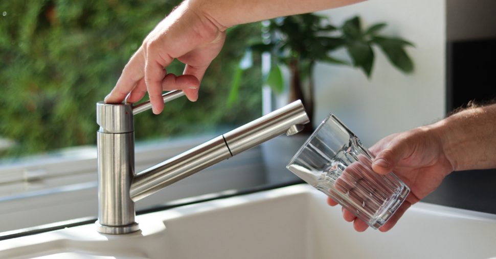 Pas drinken: Je kraanwater veilig na 4 uur? Experts onthullen schokkend advies